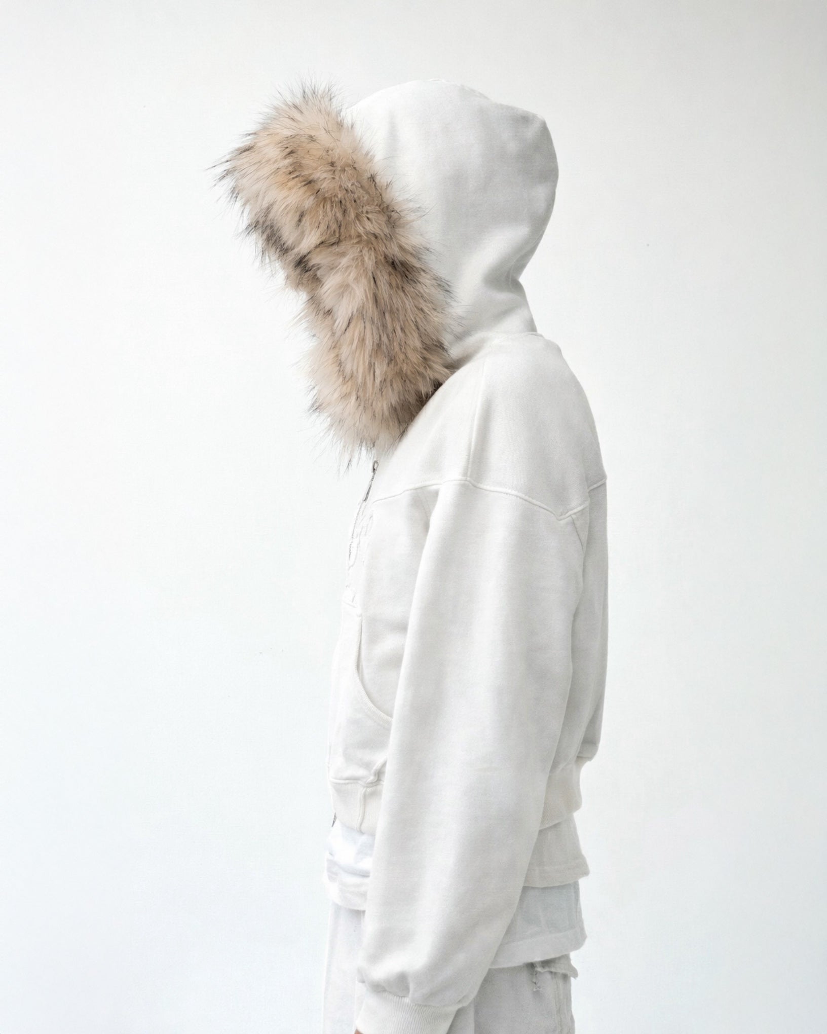 【clore＋】Airy Soft-Sheer Blouson ホワイト Emmett Wool Sheer - Ivory Fabrics | Schumacher